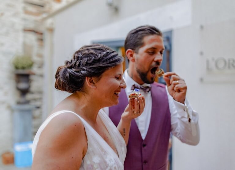 mariés qui mangent au vin d'honneur