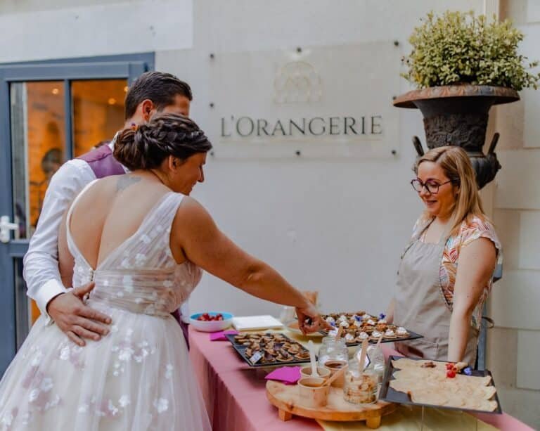 mariés qui choisissent leurs pièces apéritives