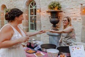 traiteur crepier en train de servir